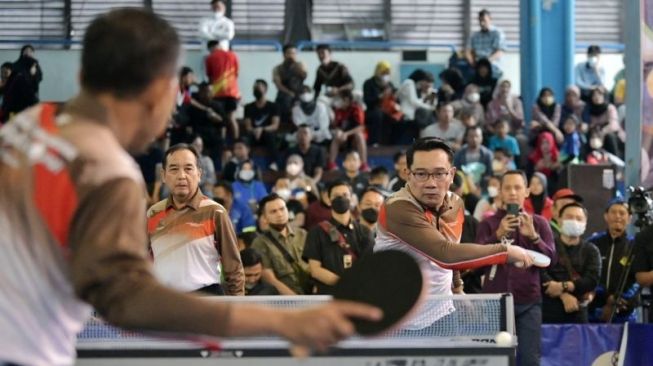 Ridwan Kamil Kalah Duel Tenis Meja Lawan Kajati Jabar