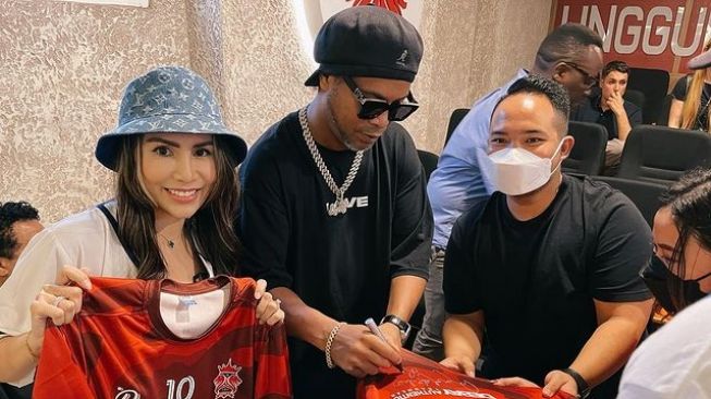 Potret Keakraban Momo Geisha dan Ronaldinho (Instagram/therealmomogeisha)