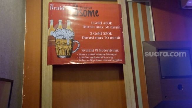 Penampakan bar dan lounge Mr Braid di Jaksel yang viral karena promo threesome. (Suara.com/Arga)