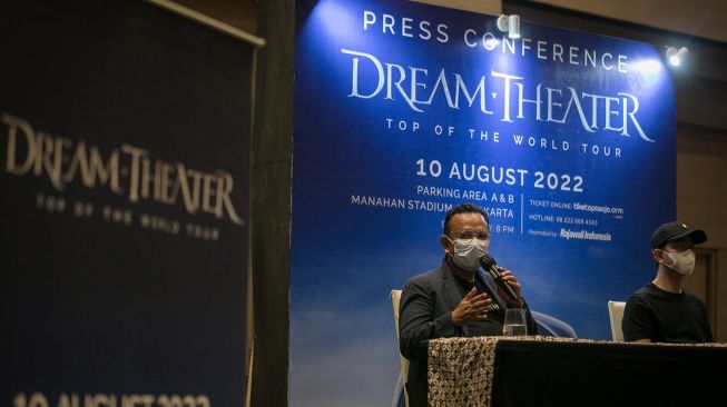 Founder Rajawali Indonesia Anas Syahrul Alimi (kiri) dan Wali Kota Solo Gibran Rakabuming Raka (kanan) menjawab pertanyaan wartawan pada acara Jumpa Pers Konser Dream Theater di Solo, Jawa Tengah, Rabu (29/6/2022). ANTARA FOTO/Mohammad Ayudha

