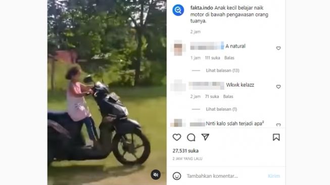 Bocah malah disemangati orang tuanya untuk belajar mengendarai motor walau berbahaya. (Instagram/@fakta.indo)