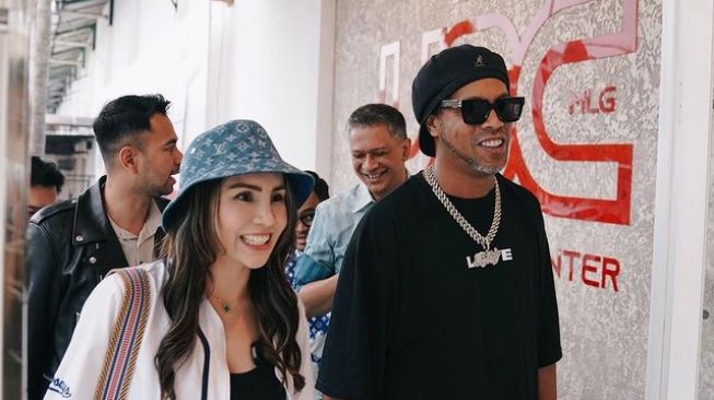 Potret Keakraban Momo Geisha dan Ronaldinho (Instagram/therealmomogeisha)