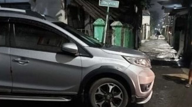 Penampakan mobil parkir sembarangan yang halangi jalan masuk gang. (Twitter/SeputarTetangga)