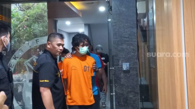 Polisi menangkap perampok yang membunuh wanita bernama Susi Lijenna (35) di sebuah kontrakan kawasan Serpong Utara, Tangerang Selatan, Banten. Pelaku merupakan pria berinisial AJL (38). (Suara.com/Yaumal)