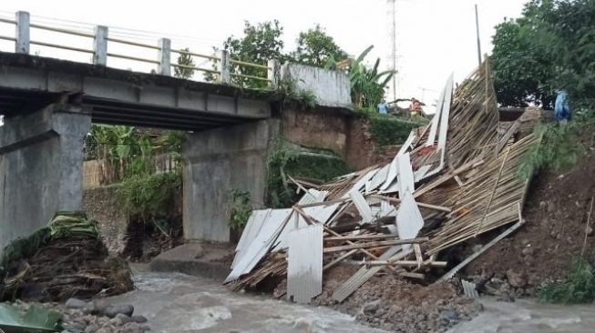 Diterjang Banjir Bandang, Jembatan Cimanggu Paneglang Ambruk