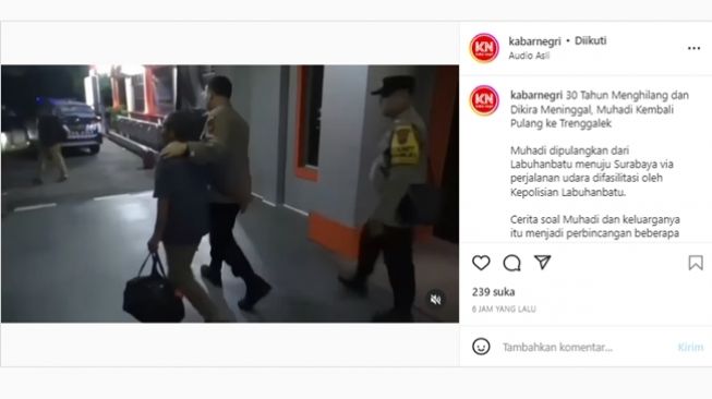 Muhadi memeluk erat polisi Labuhanbatu, Sumatera Utara yang membantu memulangkannya ke Trenggalek, Jawa Timur usai menghilang selama 30 tahun. (Instagram/@kabarnegri)