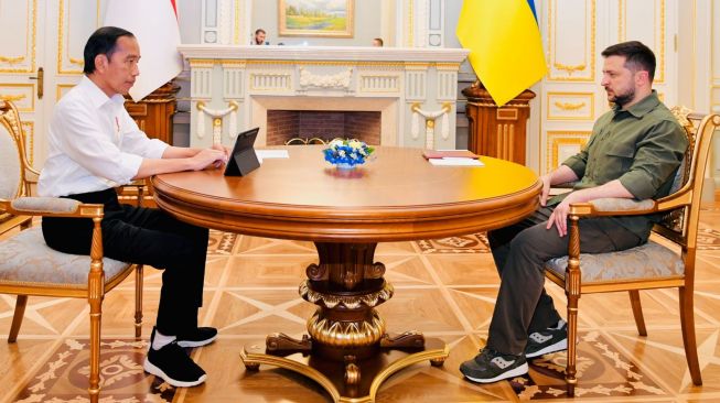 Pertemuan tete-a-tete antara Presiden Jokowi dengan Presiden Zelenskyy di Istana Maryinsky, Kyiv, Ukraina, Rabu (29/6/2022). (Laily Rachev - Biro Pers Sekretariat Presiden)