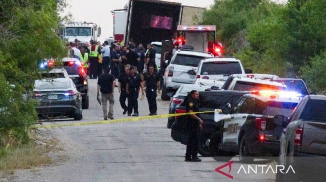 Aparat penegak hukum bekerja di lokasi penemuan manusia ditemukan tewas di dalam truk trailer di San Antonio, Texas, Amerika Serikat (27/6/2022) [Reuters/Kaylee Greenlee Beal/as via ANTARA].