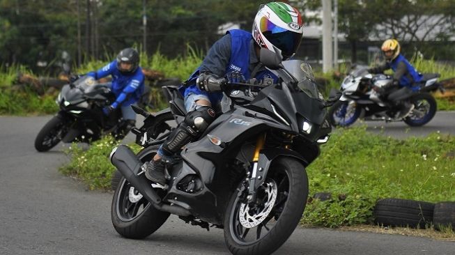 bLU cRU Riding Experience di Boyolali bersama All-New Yamaha R15 Connected dipandu Yamaha Riding Academy (YRA) dan rider Wahyu Nugroho [Yamaha Indonesia].