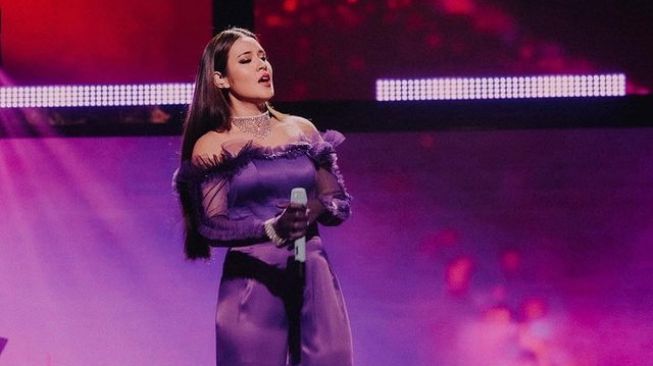 Raisa Andriana Kenakan Kostum Serba Biru saat Perform, Cantiknya Bikin Melting