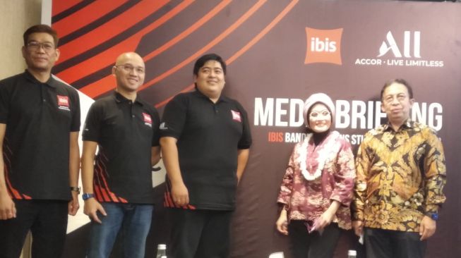 Media Briefing ibis Music dihadiri oleh Senior Vice President Operations and Government Relations, Accor Indonesia & Malaysia, Adi Satria dan Deputi Bidang Kebijakan Strategis, Kemenparekraf, Nia Niscaya di ibis Trans Studio Bandung, Sabtu (25/6/2022).