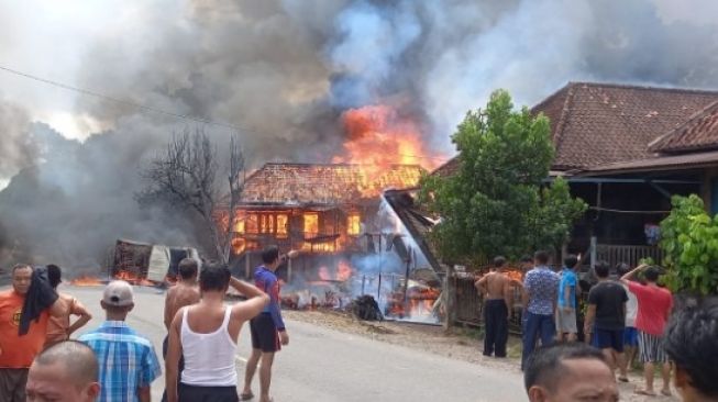 lima rumah terbakar di Jalinteng Sekayu-Lubuklinggau [Sumselupdaate]