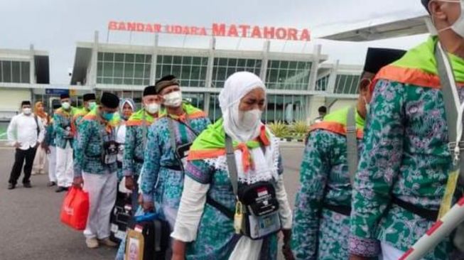 Calon Haji Asal Wakatobi Keluarkan Biaya Tambahan Rp6,3 Juta Per Orang Untuk Beli Tiket Pesawat
