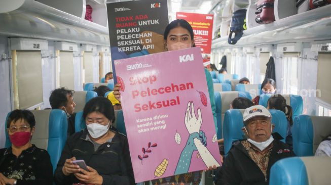 Petugas melakukan kampanye pencegahan pelecehan seksual di Stasiun Pasar Senen, Jakarta Pusat, Rabu (29/6/2022). [Suara.com/Alfian Winanto]