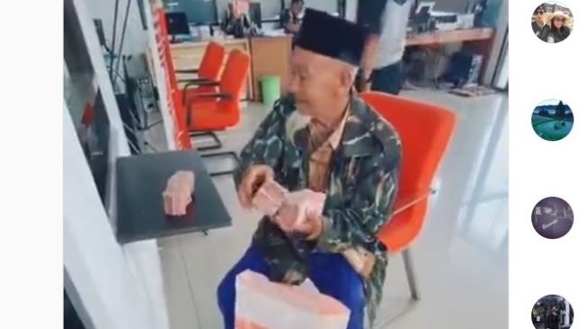 The Real Sultan! Viral Kakek Beli Mobil Mewah di Showroom, Uang Cash Sekarung Jadi Sorotan Warganet