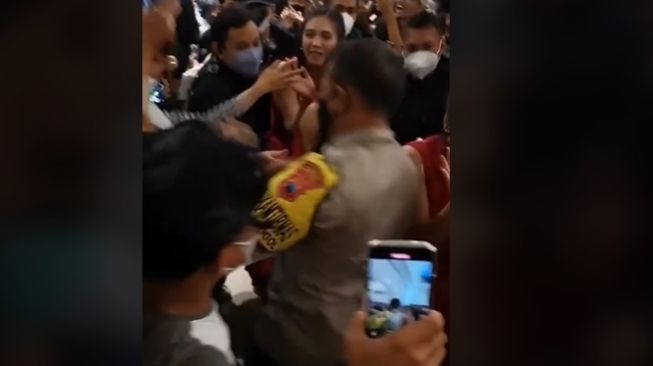 Penuh Sesak Oleh Penggemar, Aksi Polisi Jaga Member JKT48 Ini Tuai Pujian