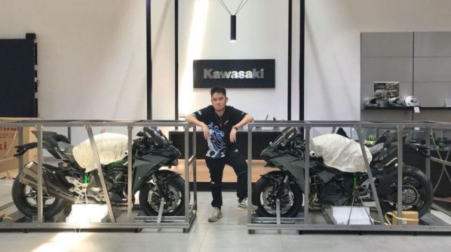 Jevon Andrean berfoto dengan dua unit sepeda motor Kawasaki Ninja H2 miliknya (ANTARA/HO-Instagram @kawasaki_indonesia)