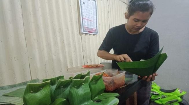 Nasi Jinggo Kuah Soto Loloan, Kuliner Malam yang Jadi Buruan di Jembrana