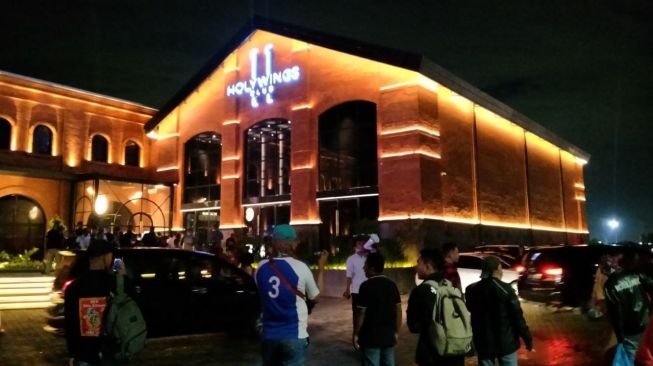 Viral, Pendemo di Depan Holywings Batam Dapat Ancaman Saat Konser Ariel Noah, Netizen: Bayar Preman Ya Bos