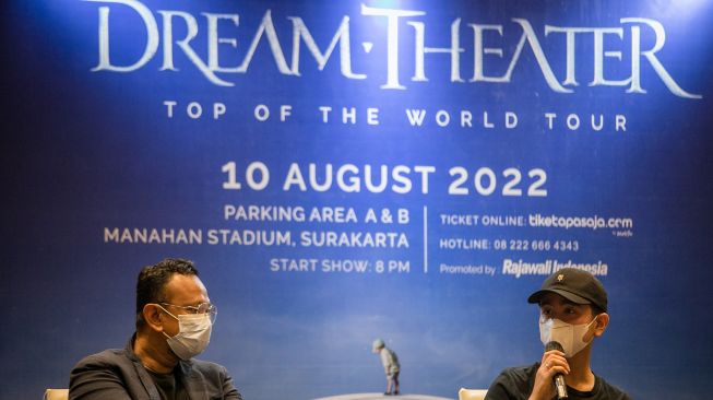 Wali Kota Solo Gibran Rakabuming Raka (kanan) bersama Founder Rajawali Indonesia Anas Syahrul Alimi (kiri) menjawab pertanyaan wartawan pada acara Jumpa Pers Konser Dream Theater di Solo, Jawa Tengah, Rabu (29/6/2022).  ANTARA FOTO/Mohammad Ayudha