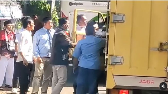 Beredar Video Diduga Rombongan Calon Jemaah Haji Amuk Sopir Mobil Box, Disebut Gegara Saling Salip