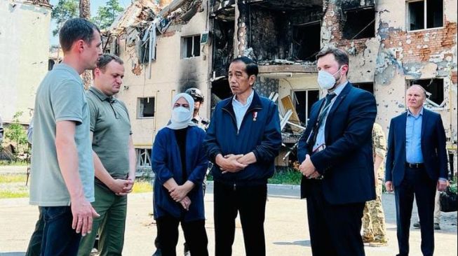 Iriana Jokowi turut mendengarkan penjelasan dari  Wali Kota Irpin Alexander Grigorovich Markushin di kompleks Apartemen Lipky di Kota Irpin, Ukraina, Rabu (29/6/2022). (Laily Rachev-Biro Pers Sekretariat Presiden)