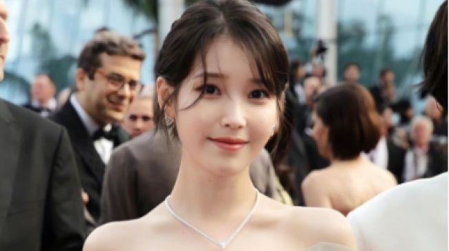 Cantik dan Baik Hati! Bentuk Kepedulian IU Ini Bikin Fans Makin Suka