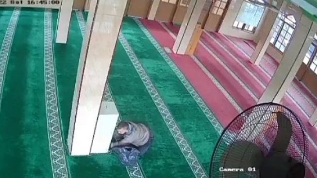 Aksi pencuri kotak amal masjid di Tanah Tinggi, Kota Tangerang, Banten terekam CCTV.