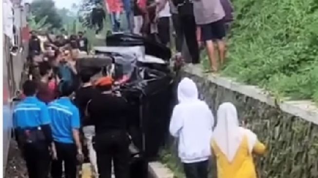 KA Siliwangi Hantam Minibus di Cianjur, Mobil Terpental Ratusan Meter, Dua Orang Jadi Korban