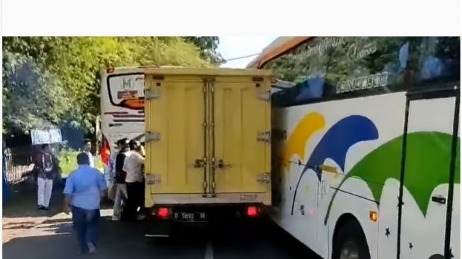 Mobil box diduga ugal-ugalan saat menyalip rombongan bus jamaah haji (Instagram/ @obrolanmajalengka).