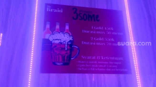 Penampakan bar dan lounge Mr Braid di Jaksel yang viral karena promo threesome. (Suara.com/Arga)