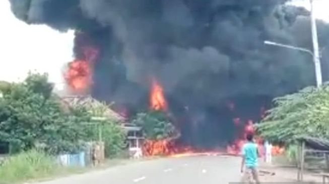 Mobil Angkut BBM Tabrak 3 Rumah di Musi Banyuasin, Kebakaran Hebat Terjadi, Api Berkobar