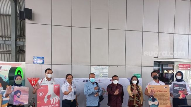 PT KAI Commuter bakal memasang CCTV analitik di beberapa stasiun yang berpotensi sering terjadinya pelecehan seksual terhadap wanita dan anak-anak. (Suara.com/Fauzi)