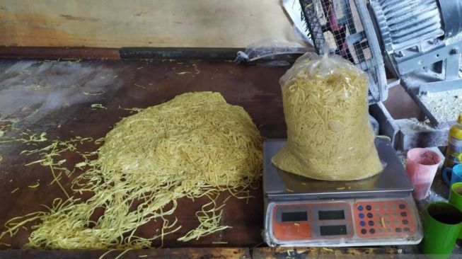 Polisi Gerebek Pabrik Produksi Mie Formalin di Bandung