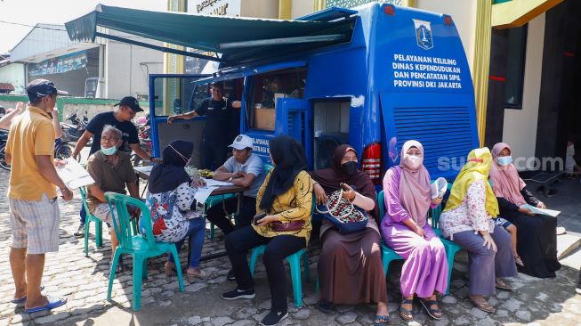 Warga mengunjungi pelayanan keliling Dinas Kependudukan dan Pencatatan Sipil Provinsi DKI Jakarta di halaman Masjid Al Hikmah Hidayah, Cipayung, Jakarta Timur, Rabu (29/6/2022). [Suara.com/Alfian Winanto]