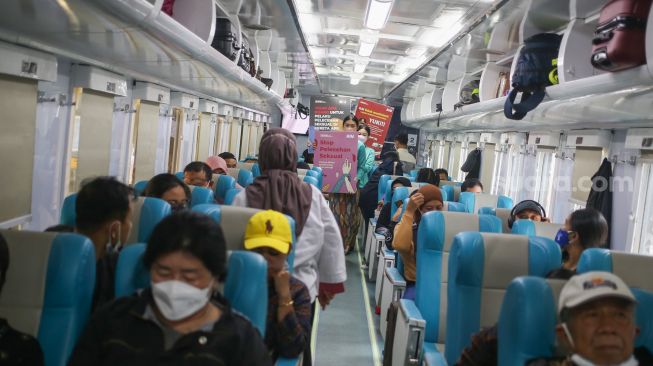 Petugas melakukan kampanye pencegahan pelecehan seksual di Stasiun Pasar Senen, Jakarta Pusat, Rabu (29/6/2022). [Suara.com/Alfian Winanto]