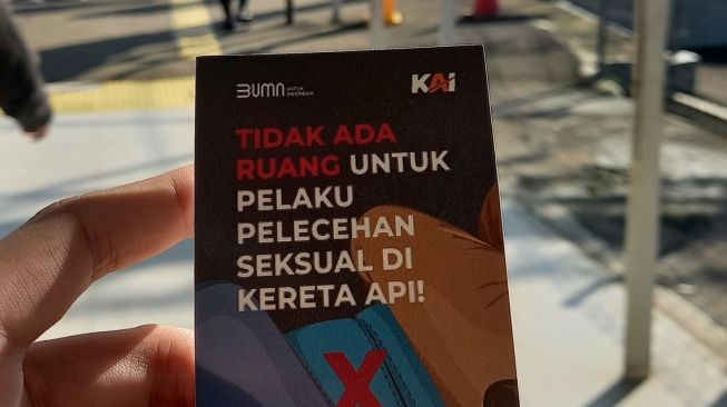 KAI Bagi Stiker Peringatan Pelecehan Seksual, Netizen Malah Gagal Fokus Lihat Ilustrasinya: Based On True Story