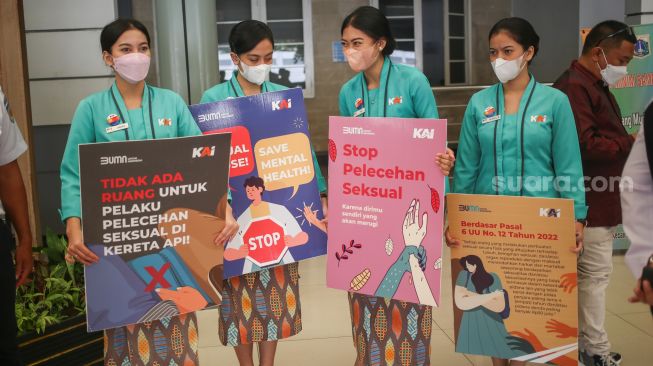 DOKUMENTASI - Petugas melakukan kampanye pencegahan pelecehan seksual di Stasiun Pasar Senen, Jakarta Pusat, Rabu (29/6/2022). [Suara.com/Alfian Winanto]