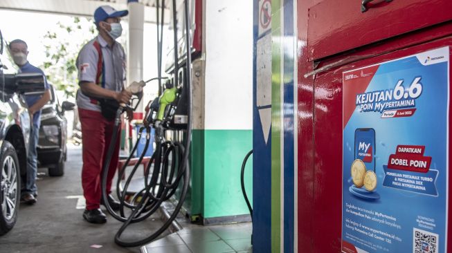 Petugas melakukan pengisian bahan bakar pertalite di SPBU Pertamina Abdul Muis, Jakarta, Rabu (29/6/2022). ANTARA FOTO/Muhammad Adimaja

