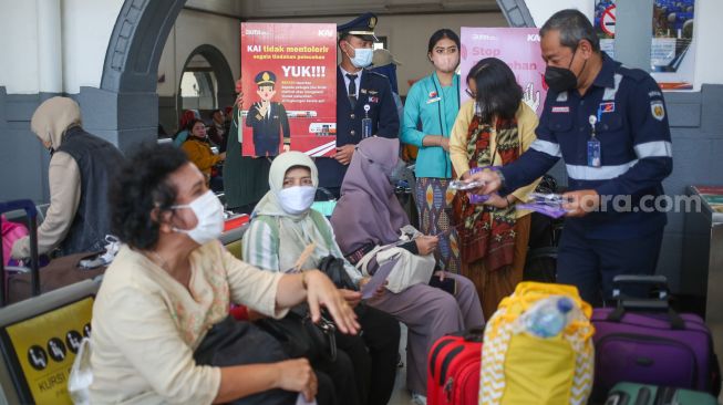 Petugas melakukan kampanye pencegahan pelecehan seksual di Stasiun Pasar Senen, Jakarta Pusat, Rabu (29/6/2022). [Suara.com/Alfian Winanto]