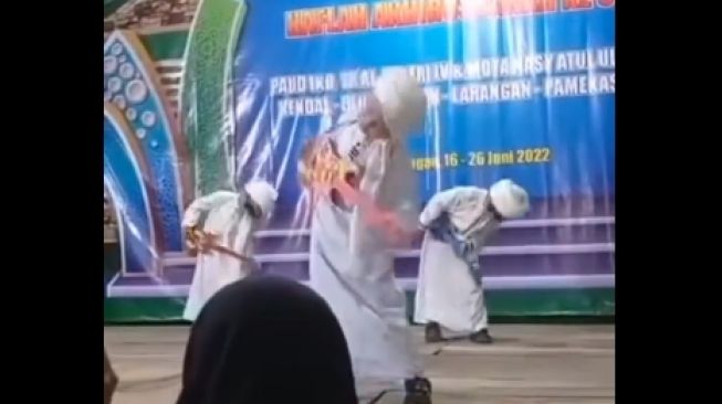 Sejumlah anak yang bergaya menirukan aksi panggung Raja Dangdut Rhoma Irama membuat hadirin di sebuah acara PAUD terhibur. [Instagram]