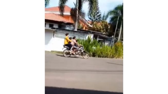 Kocak! Viral Usaha Keluarga Naik Motor Hindari Razia, Nekat Sampai Begini