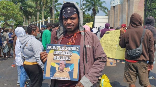 Ratusan mahasiswa Papua melakukan aksi demostrasi di depan Gedung DPR RI, Senayan, Jakarta, pada Rabu (29/6/2022), mereka menolak rencana pemerintah dan DPR RI melakukan pemekaran wilayah atau daerah otonomi baru di Papua. (ist)