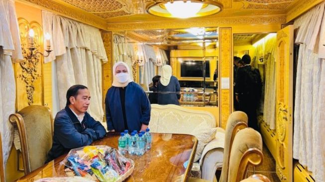 Presiden Jokowi dan Ibu Iriana Jokowi berada di dalam Kereta Luar Biasa yang berjalan menuju Kyiv, Ukraina pada Selasa (28/6). [ANTARA/Laily Rachev - Biro Pers Sekretariat Presiden]