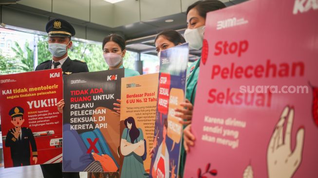 Petugas melakukan kampanye pencegahan pelecehan seksual di Stasiun Pasar Senen, Jakarta Pusat, Rabu (29/6/2022). [Suara.com/Alfian Winanto]