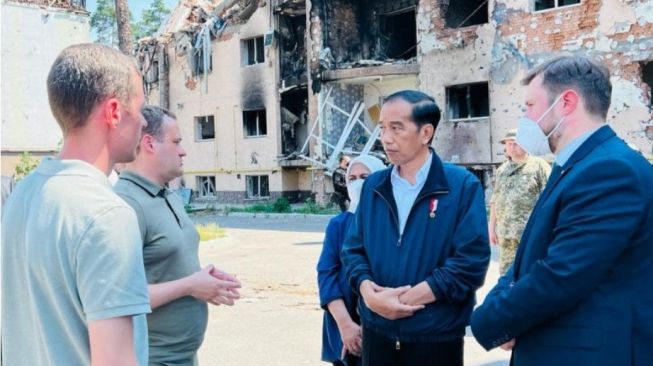 Tak Terlihat Rasa Takut, Presiden Jokowi Kunjungi Reruntuhan Kompleks Apartemen di Ukraina
