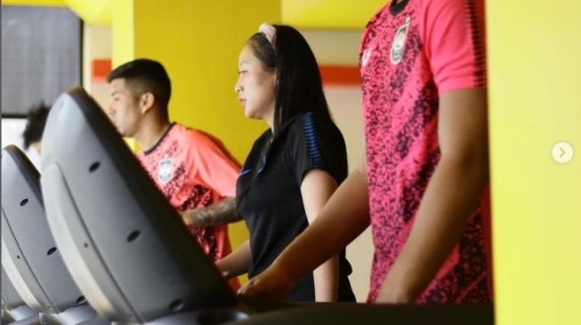 Banjir Keringat Saat Gym Bareng Pemain, Aksi Dokter Cantik PSIS Semarang Tuai Sorotan: Semangat Ayang!