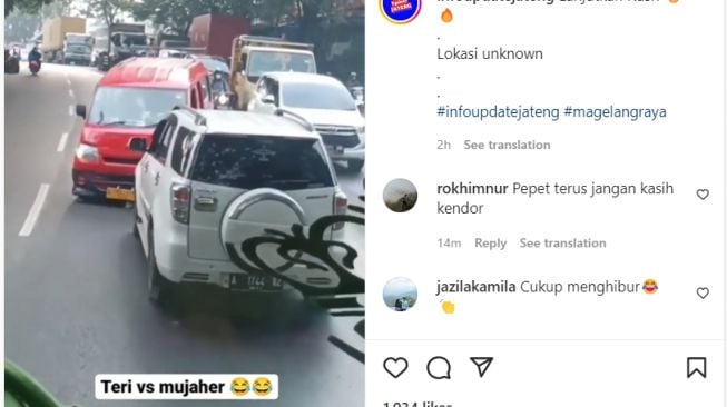 Toyota Rush Pukul Mundur Mobil Angkot yang Hendak Salip Kendaraan Lain saat Macet, Aksinya Jadi Hiburan Publik