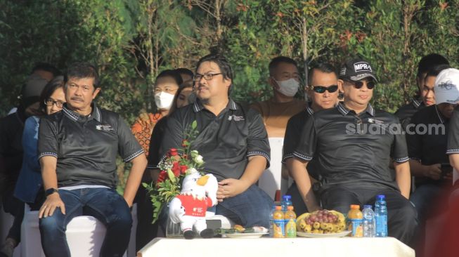 Ketua MPR RI Bambang Soesatyo dan Direktur Teknik PSSI Indra Sjafri saat membuka gelaran Transtama-Garuda International Cup (GIC) 2 2022 di kawasan Sentul, Bogor (Suara.com/Adie Prasetyo Nugraha).