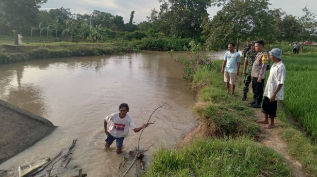 Curiga Lihat Sandal Anak di Tepi Sungai, Sang Ayah Menyelam ke Dasar Sungai Menemukan Jasad